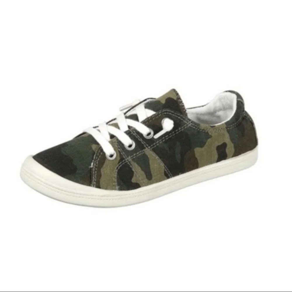 Womens canvas camo lace-up sneaker size 7 1/2